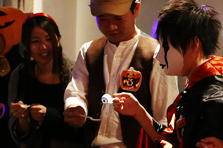 ハロウィンゲーム 目玉運びリレー