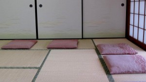 新年会などお座敷の宴会に！姿勢正しく座布団とりゲーム
